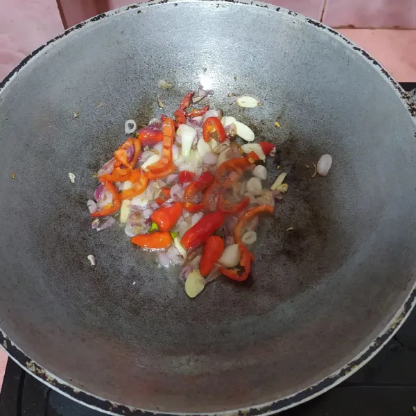 Tumis irisan bawang merah dan bawang putih sampai wangi lalu masukkan cabe.