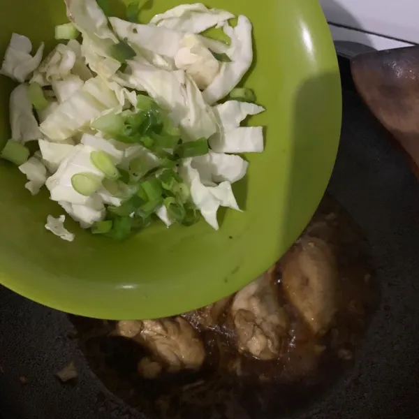 Tambahkan kubis dan daun bawang.