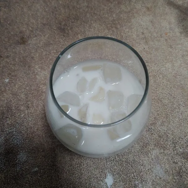 Tuang susu full cream.