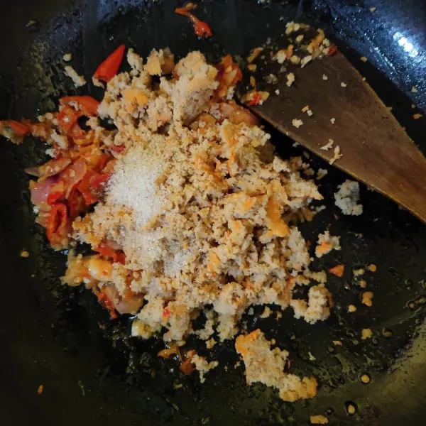 Masukkan oncom, kaldu bubuk dan gula pasir. Aduk rata, tes rasa. Masak hingga oncom setengah matang.