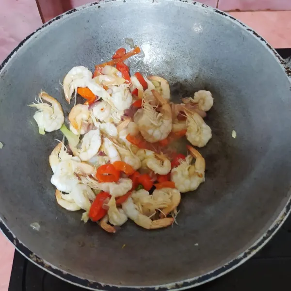 Masukkan udang, tumis sampai berubah warna.