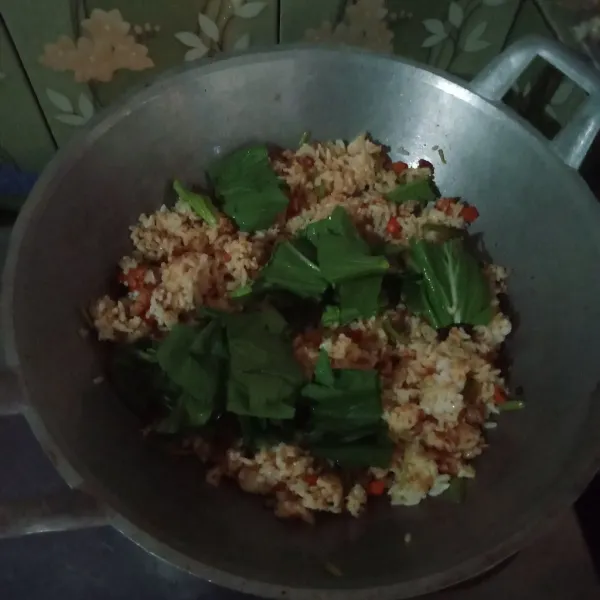 Masuk kan kecap manis, saus sambal, seosening, garam, kaldu bubuk, dan sawi aduk rata koreksi rasanya.