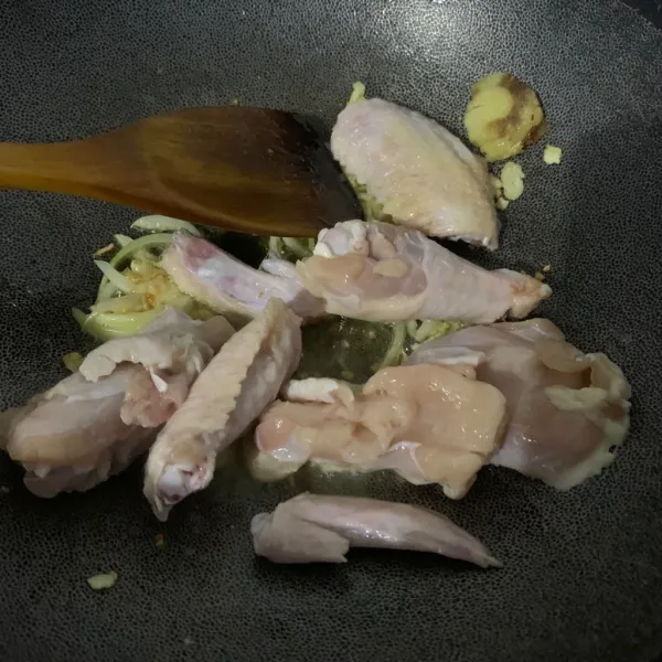 Masukkan ayam.