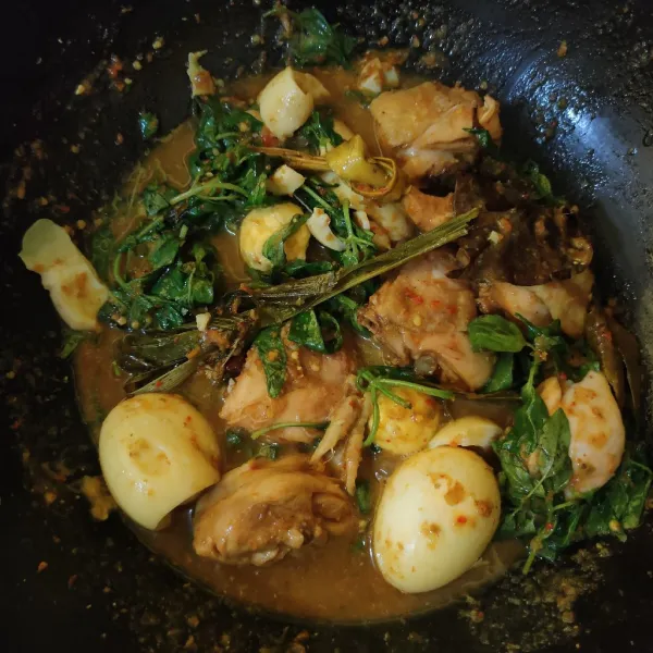 Masak hingga kemangi layu, matikan api.