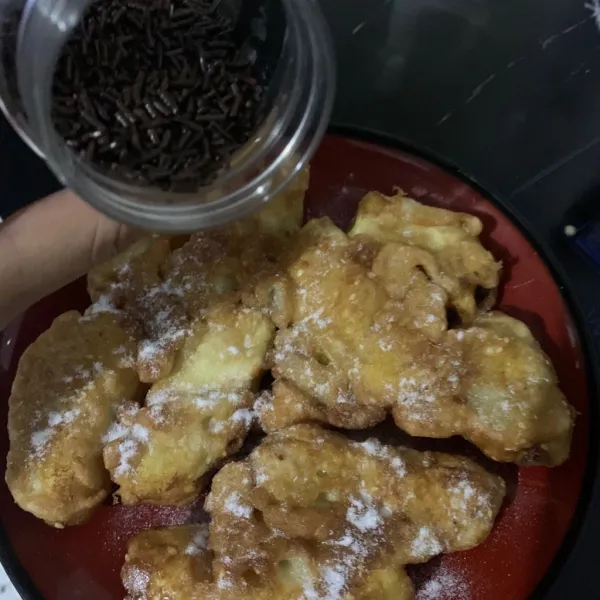 Taburi gula tabur dan meises coklat di atasnya.