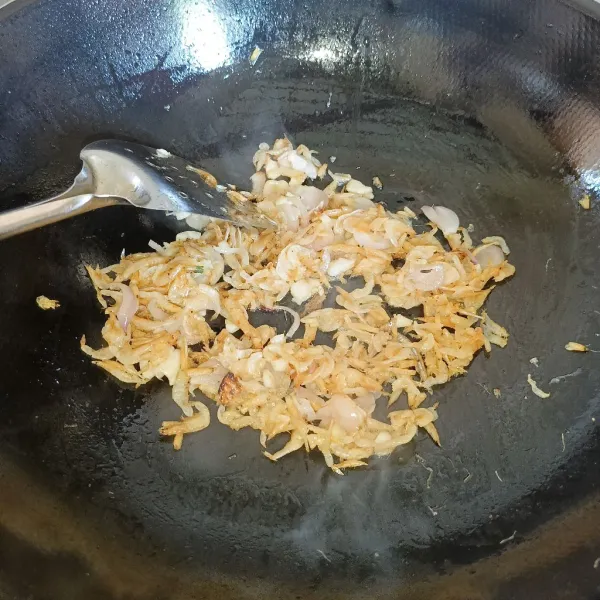 Masukkan udang rebon dan aduk-aduk sebentar.