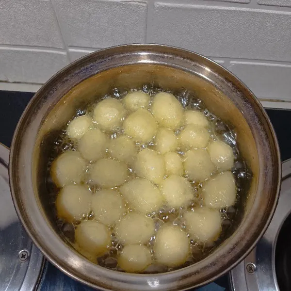 Goreng hingga donat mengapung dan kecoklatan