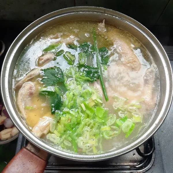 Tambahkan rajangan daun bawang dan daun seledri agar aroma soto semakin sedap