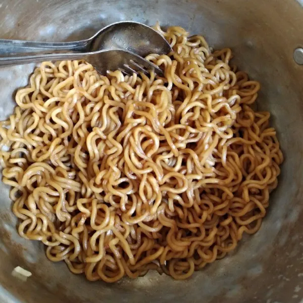 Rebus mie, lalu tiriskan. Beri 1 sdm minyak dan 2 sdm kecap. Aduk rata, sisihkan.