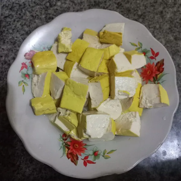 Potong dadu tahu kuning.