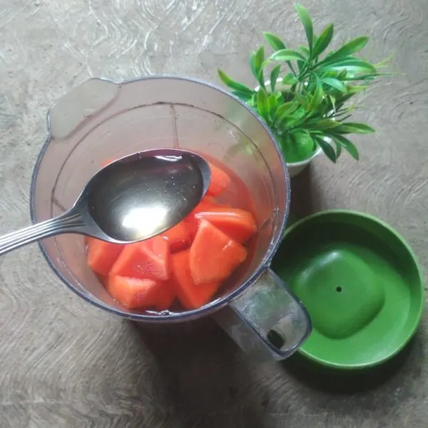 Tambahkan madu, proses hingga halus.