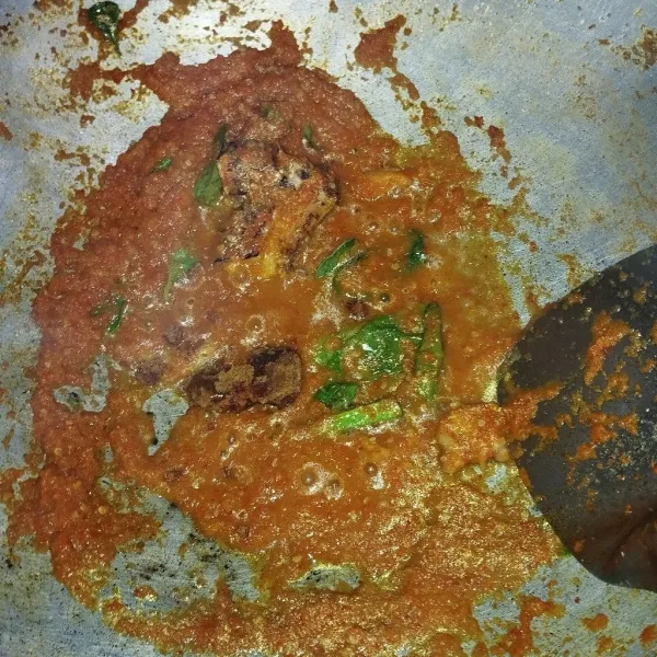 Tambahkan sedikit air, masukkan gula merah, gula pasir, garam, lengkuas, jahe, daun jeruk, serai, merica, pala, dan penyedap rasa.