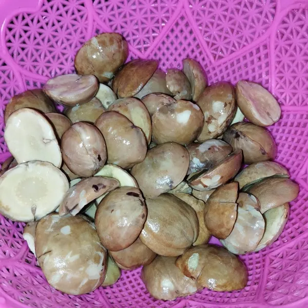 Rebus jengkol hingga empuk. Rendam selama 1 hari. Kupas jengkol lalu cuci hingga bersih.