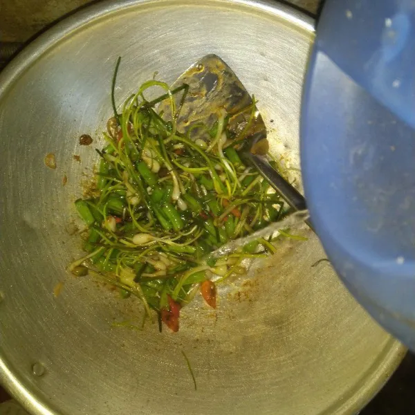 Beri sedikit air supaya tidak mudah gosong. Tumis sampai lokio dan buncis cukup matang. Angkat. Siap disajikan.