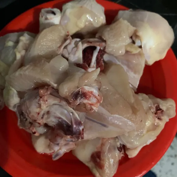 Potong ayam dan cuci bersih.