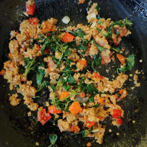 Masak hingga kemangi layu, matikan api.