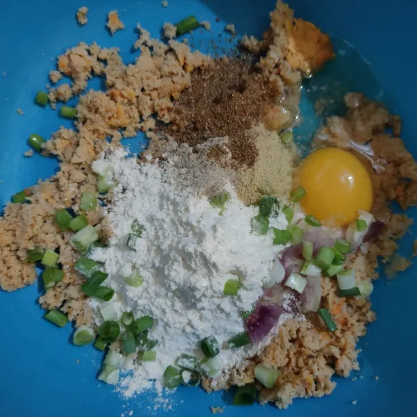 Masukkan tepung terigu, telur, daun bawang, kaldu bubuk, lada bubuk, ketumbar bubuk dan bumbu halus, aduk rata.