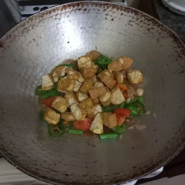 Masukan tahu goreng, masak hingga menyerap.