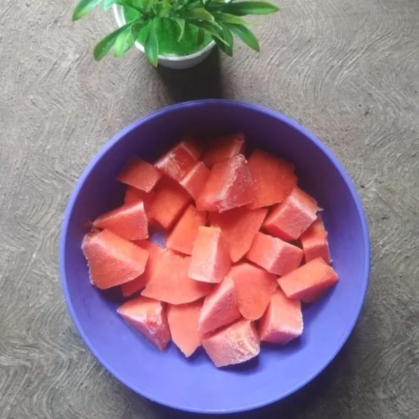 Siapkan pepaya beku.