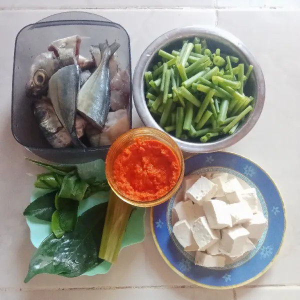 Siapkan bahan-bahan yang akan digunakan. untuk bubum halus, blender bawang merah, bawang putih, kemiri, jahe, kunyit, dan lengkuas.