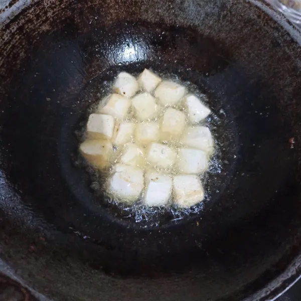 Goreng tahu hingga berkulit, sisihkan.