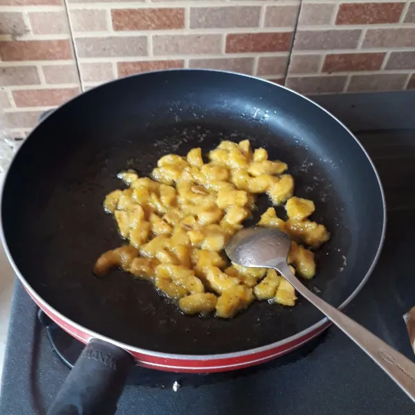 Potong kecil - kecil pisang. Masak pisang, margarin dan gula hingga pisang matang.