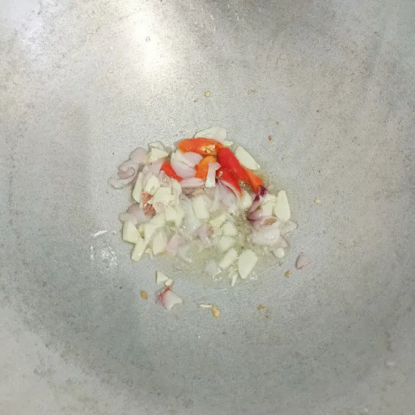 Masukkan cabe rawit, bawang merah dan bawang putih. Tumis bawang merah, cabe, dan bawang putih.