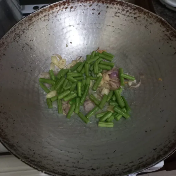 Masukan potongan buncis, aduk rata.