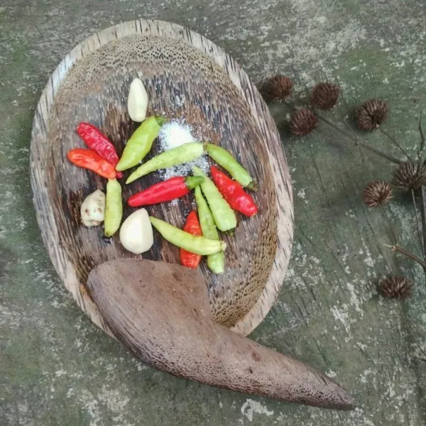 Siapkan bahan sambal kemudian haluskan.