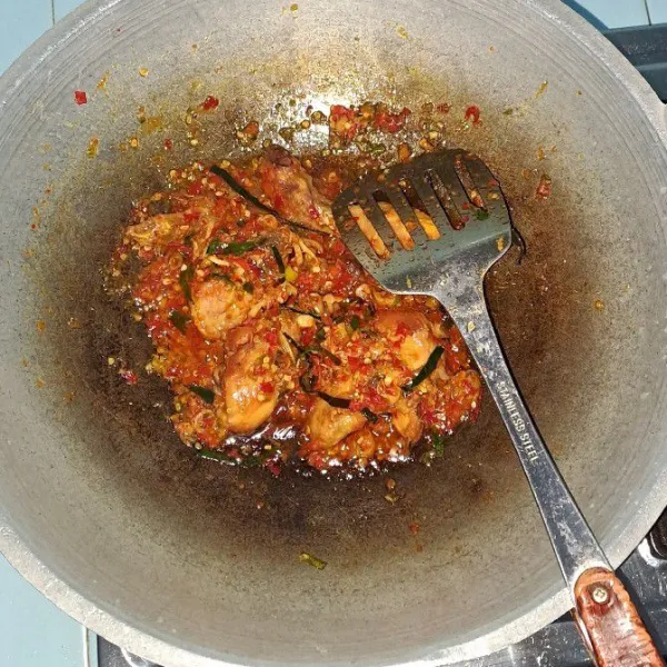 Tambahkan air sedikit, lalu masukkan ayam yang sudah digoreng. Aduk-aduk sampai tercampur rata dengan sambalnya. Koreksi rasa lalu sajikan