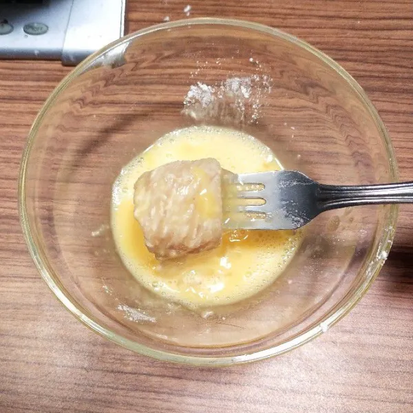 Celupkan fillet ke kocokan telur.