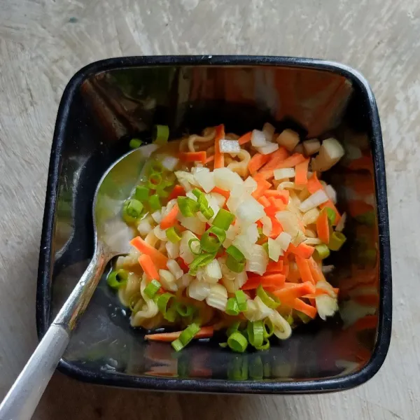 Masukkan wortel, daun bawang, dan bawang bombay, aduk rata.