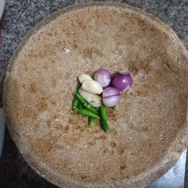 Haluskan bawang putih, bawang merah, kencur dan cabe rawit.