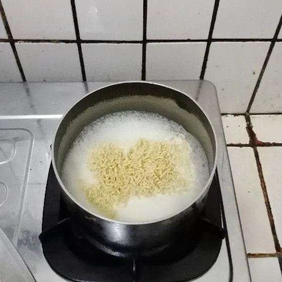 Masukkan mie telur. Masak hingga mie matang