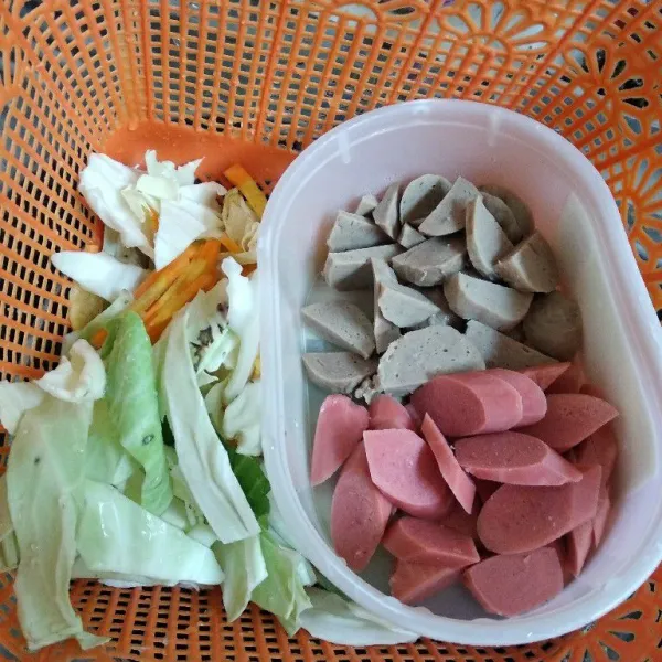 Siapkan kol, wortel, bakso, dan sosis.
