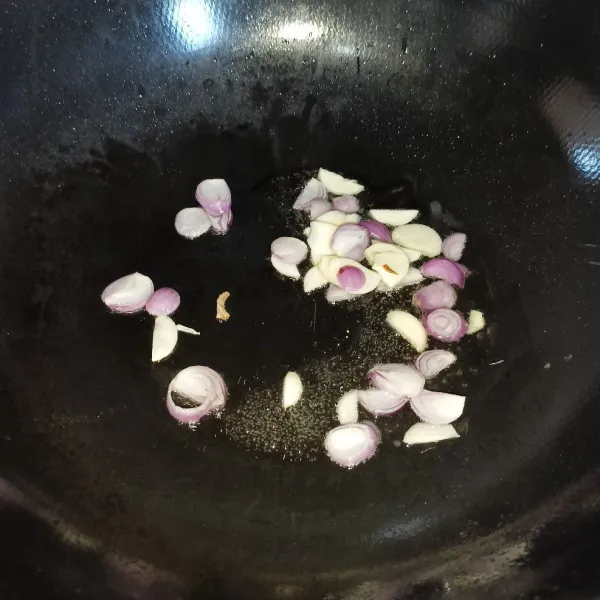 Tumis bawang merah dan bawang putih sampai harum.