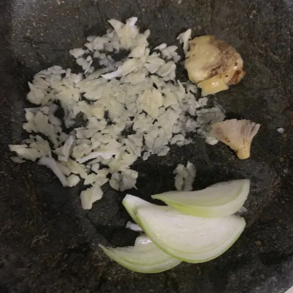 Haluskan bawang putih.