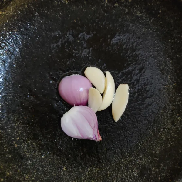 Ulek bawang merah dan bawang putih.