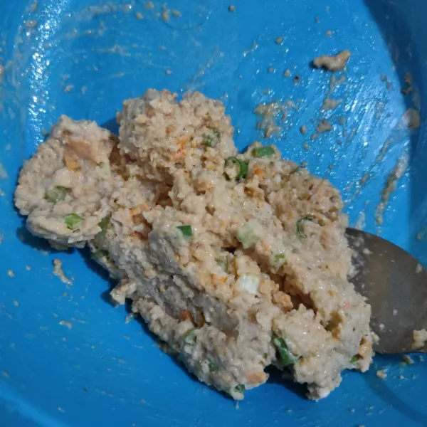 Masukkan air, aduk hingga tercampur rata.