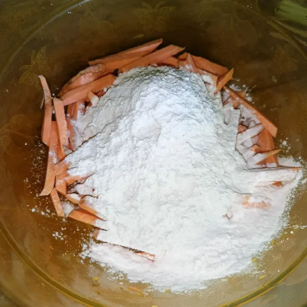 Campur ubi, tepung terigu, tepung beras, gula pasir dan garam.