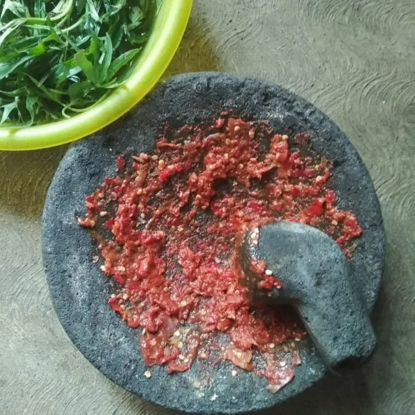 Haluskan bahan sambal kecuali gula, garam dan kaldu jamur.