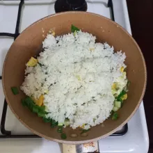 Masukkan nasi putih.