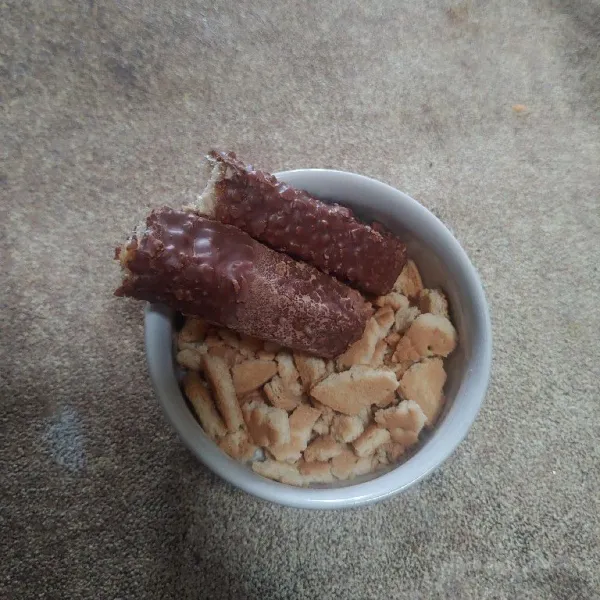 Siapkan biskuit susu dan biskuit coklat.