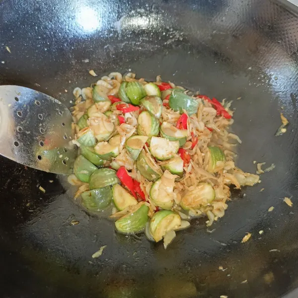 Masak sampai matang, koreksi rasanya dan siap disajikan.