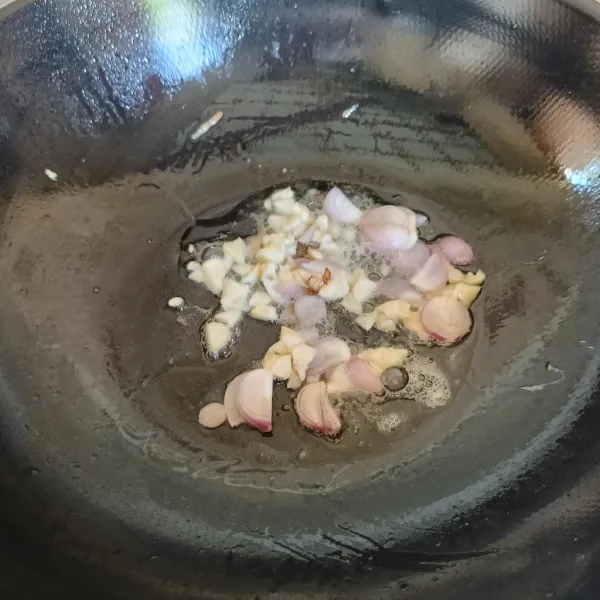 Tumis bawang merah dan bawang putih sampai harum.