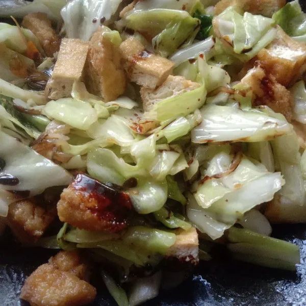 Masukkan kecap, aduk rata. Koreksi rada, jika dirasa sudah sesuai, angkat, sajikan.