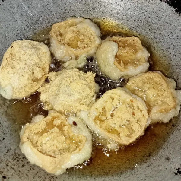 Panaskan minyak dan masukkan tahu, goreng tahu hingga kuning keemasan. Angkat, tiriskan, dan sajikan.