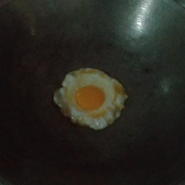 Ceplok telor, sajikan nasi goreng beserta lauk pendamping lainnya.
