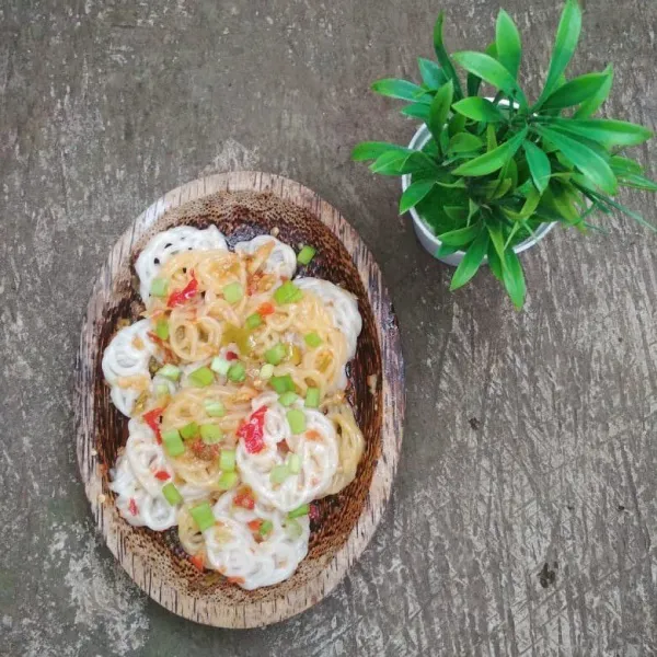 Tambahkan potongan daun bawang, sajikan segera selagi hangat.