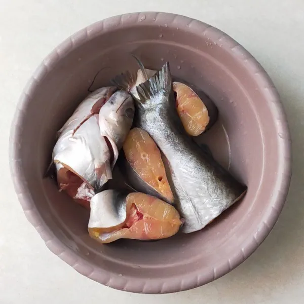 Siangi ikan patin, potong-potong dan cuci hingga bersih, kemudian lumuri ikan dengan air jeruk nipis dan garam, lalu diamkan selama 30 menit, lalu bilas hingga bersih.